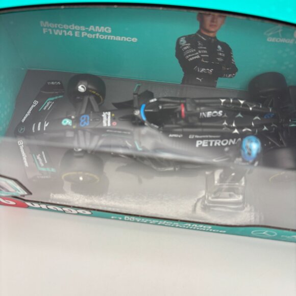Bburago Formula 1 Mercedes-AMG F1 George Russell #63 1/24 Diecast Car & Figure - Picture 2 of 4